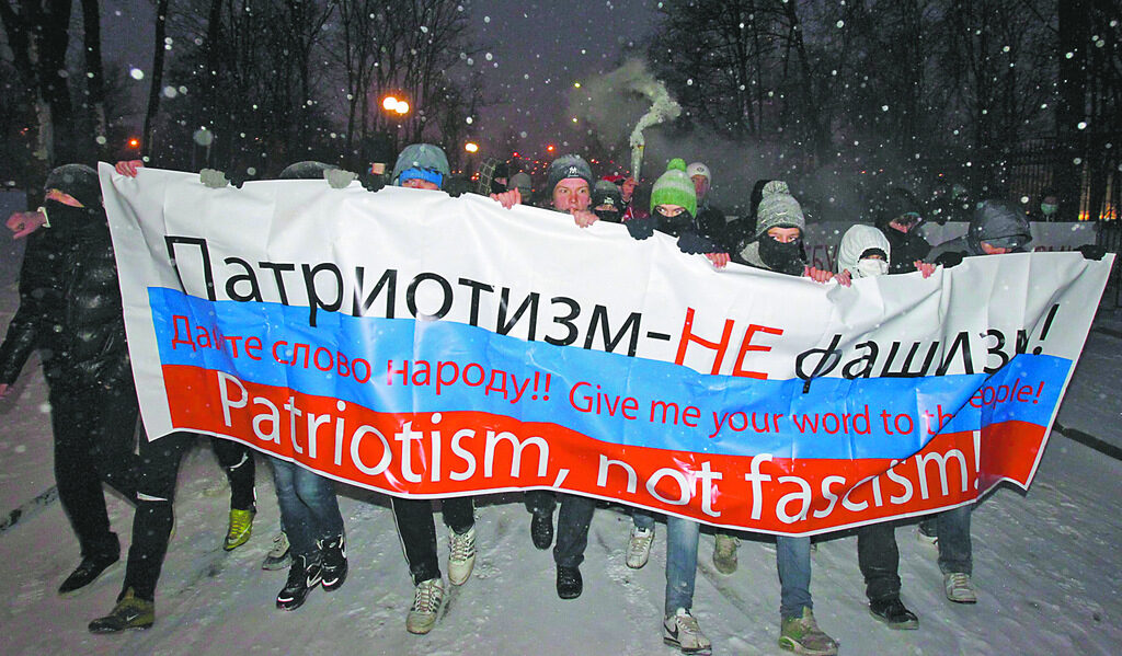 Дори и по време на голямата демонстрация в Москва миналата събота под надслов "Патриотизмът не е фашизъм" фокусът бе насочен към медиите в страната. Хилядите демонстранти поискаха от медиите "по-безпристрастно и обективно" отразяване на скорошните кървави епизоди между футболни запалянковци и жители на Москва от кавказки произход Дори и по време на голямата демонстрация в Москва миналата събота под надслов "Патриотизмът не е фашизъм" фокусът бе насочен към медиите в страната. Хилядите демонстранти поискаха от медиите "по-безпристрастно и обективно" отразяване на скорошните кървави епизоди между футболни запалянковци и жители на Москва от кавказки произход