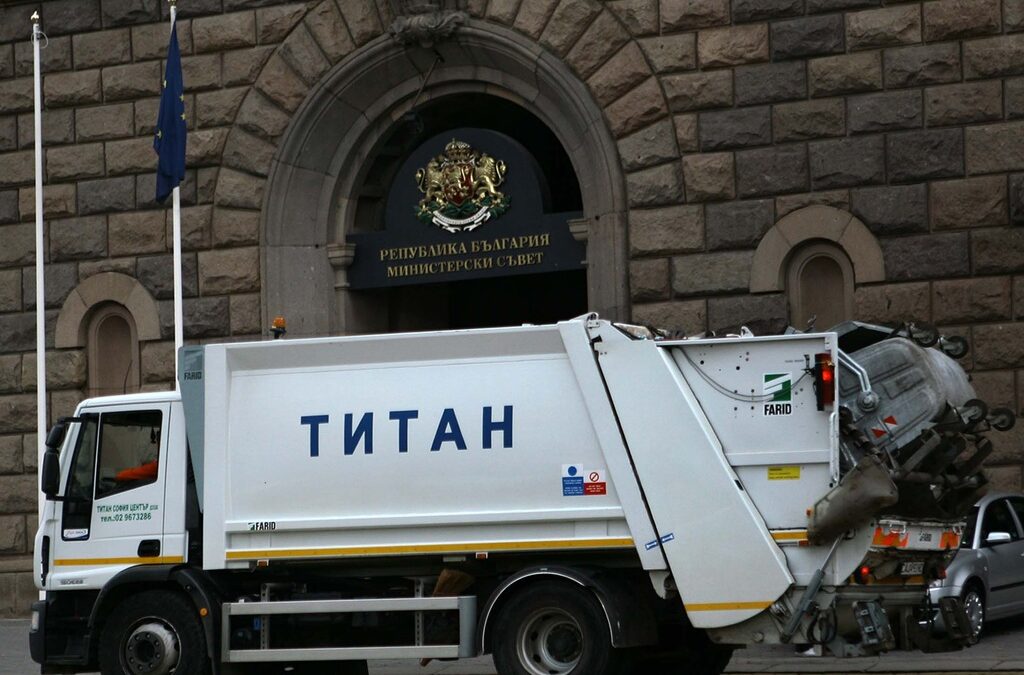 "Титан" опитва сложна схема, за да вземе забавени от общините пари за чистене "Титан" опитва сложна схема, за да вземе забавени от общините пари за чистене