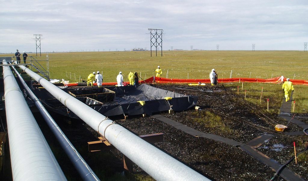 През 2006 г. от нефтопровода "Транс Аляска", управляван от компанията "Алиеска пайплайн сървис", също имаше изтичане на петрол. Причината беше корозия на тръбите<br /> През 2006 г. от нефтопровода "Транс Аляска", управляван от компанията "Алиеска пайплайн сървис", също имаше изтичане на петрол. Причината беше корозия на тръбите<br />
