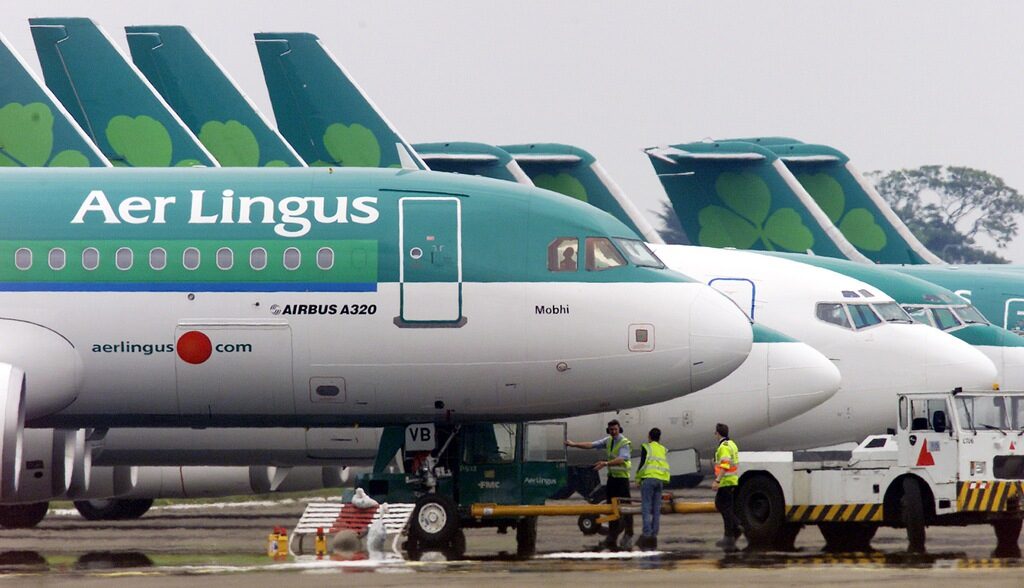 Еърбъс А320, тук на авиокомпанията AerLindus, е най-масовият пътнически самолет в света