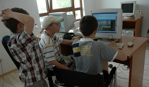 Децата сами казват, че прекарват твърде много време в интернет.