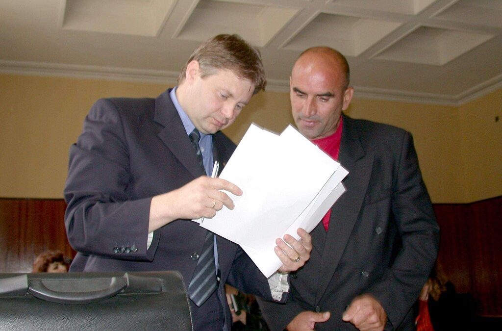 Ценко Чоков (дясно) на заседание на окръжния съд във Враца през 2002 г., когато се гледаше дело срещу него за нанасяне на средна телесна повреда на 24-годишен жител на селото. Ценко Чоков (дясно) на заседание на окръжния съд във Враца през 2002 г., когато се гледаше дело срещу него за нанасяне на средна телесна повреда на 24-годишен жител на селото.