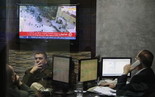 Инвеститори на борсата в Аман следят развитието на събитията. Търговията в Египет е спряна.<br /> Инвеститори на борсата в Аман следят развитието на събитията. Търговията в Египет е спряна.<br />