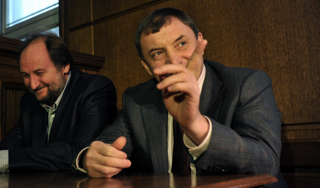 Алексей Петров (вдясно) с един от адвокатите си - Васил Василев по време на заседанието днес. Алексей Петров (вдясно) с един от адвокатите си - Васил Василев по време на заседанието днес.