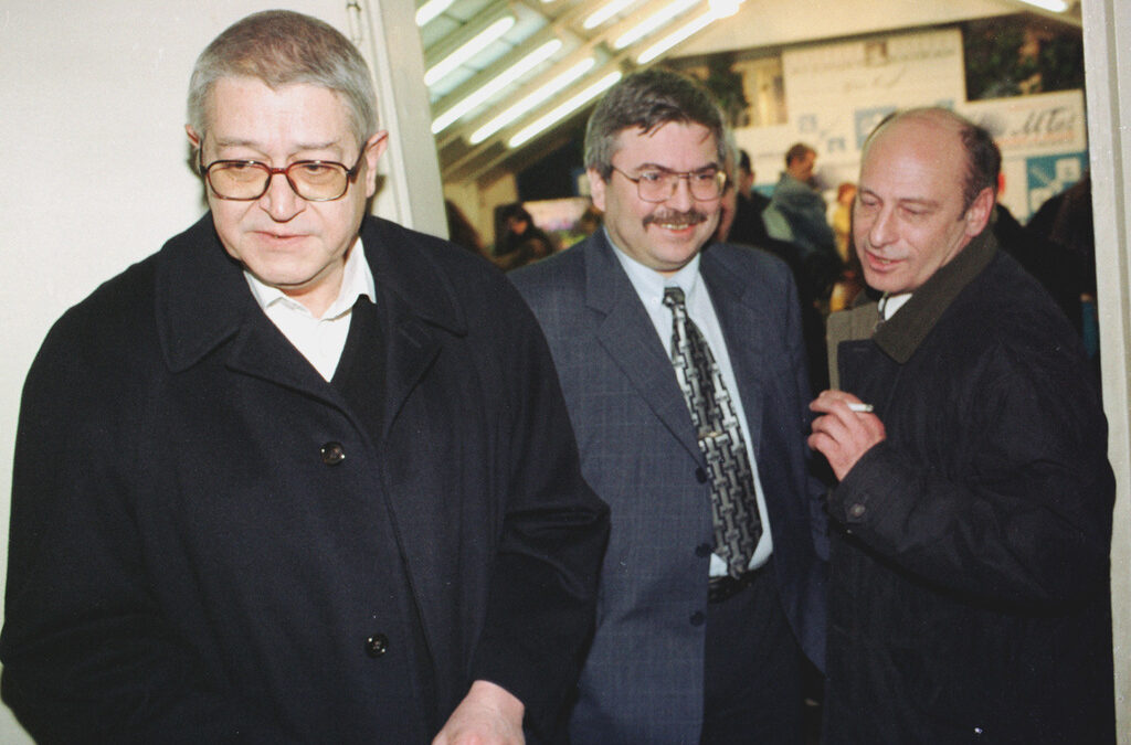 Снимка от събитието, с която е илюстриран и материалът от 13 февруари 2001г. в "Дневник". На нея са Венцислав Йосифов (вляво), Емил Хърсев (в средата) и Иван Евлогиев. <br /> Снимка от събитието, с която е илюстриран и материалът от 13 февруари 2001г. в "Дневник". На нея са Венцислав Йосифов (вляво), Емил Хърсев (в средата) и Иван Евлогиев. <br />