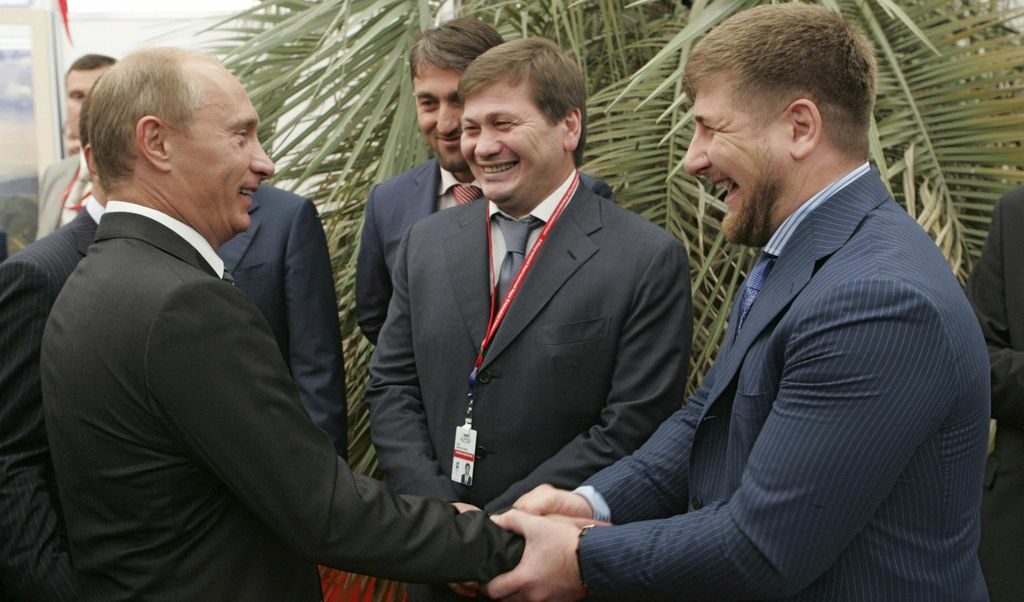 Снимка от 2007г. - президентите Путин и Кадиров (вдясно). Малко по-късно Кадиров заяви, че Путин трябва да може да управлява "доживот" Русия.
