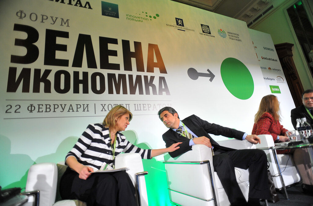 Зелени работни места е една от инициативите на правителството, по която вече се тества модел, каза екоминистърът Нона Караджова. Колегата й от регионалното министерство Росен Плевнелиев допълни, че се обмислят данъчни облекчения за санирането на сградите.<br />