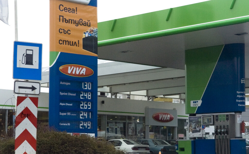 Петролът продължава уверено да се покачва