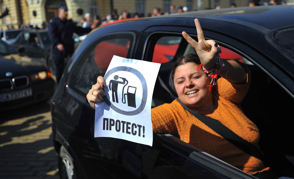 Протестите в страната - хиляди зареждаха за стотинки Протестите в страната - хиляди зареждаха за стотинки