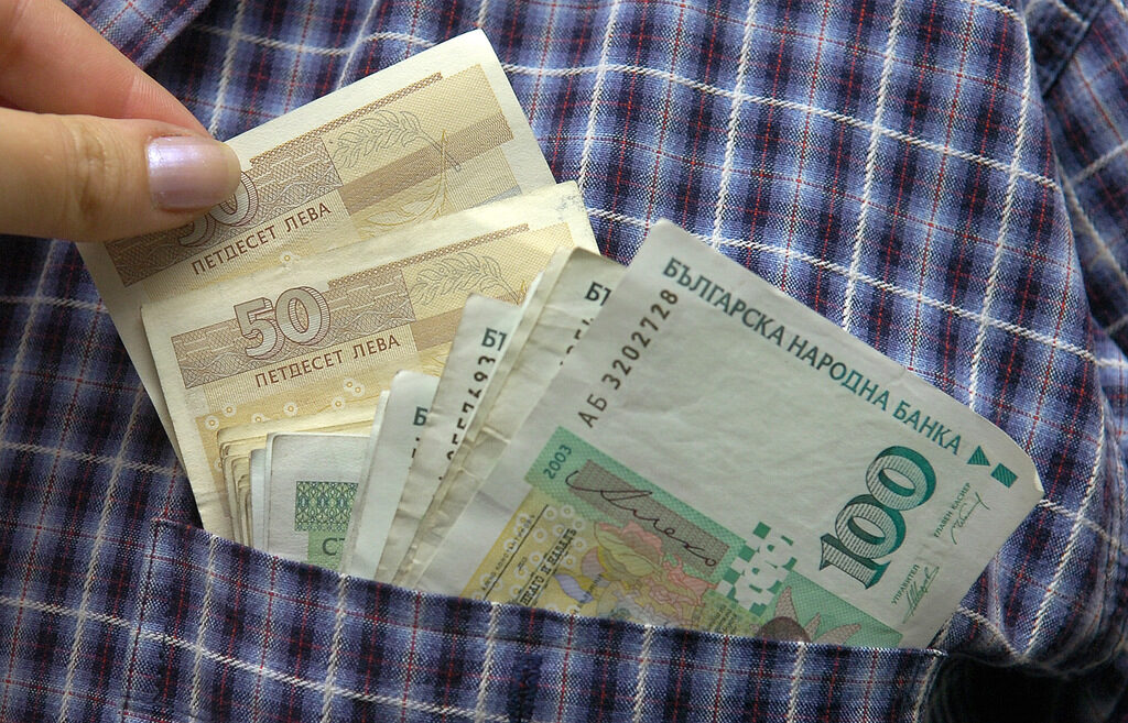 Само след месец работа двама от агенцията за безопасност на храните са хванати с подкуп