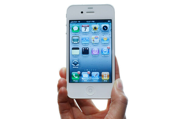 Apple все пак ще продава и бял iPhone 4