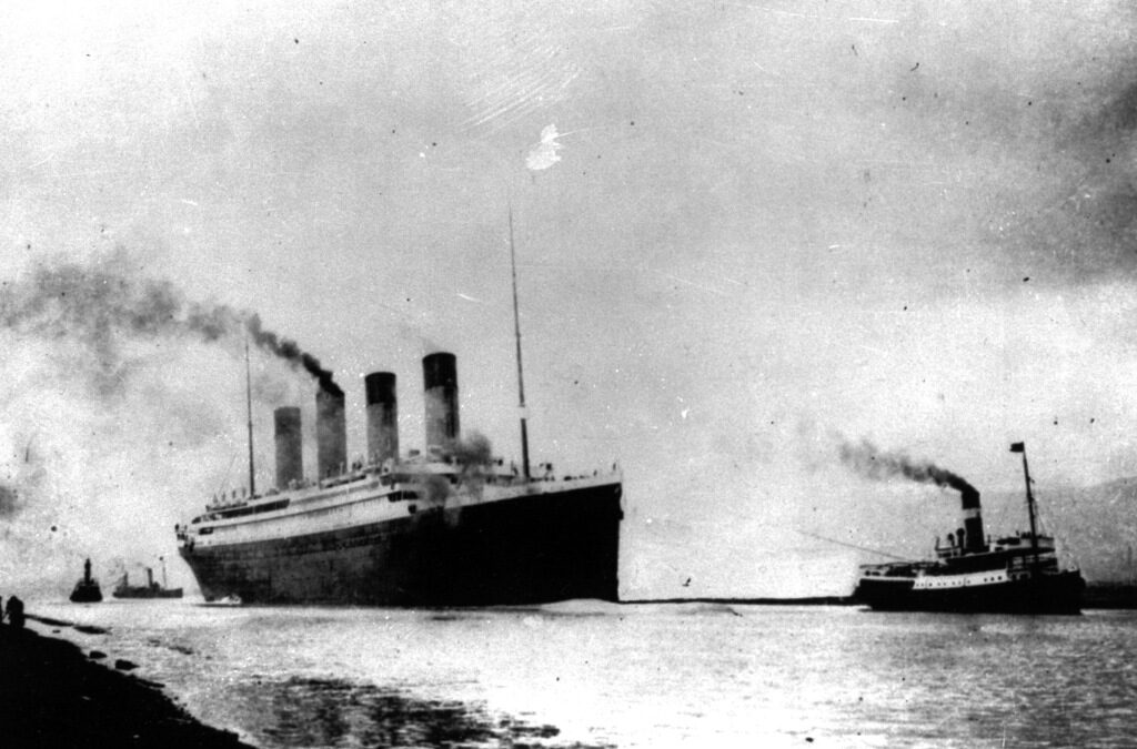 "Титаник" потегля от кея на Саутхемптън на 10 април 1912 г. "Титаник" потегля от кея на Саутхемптън на 10 април 1912 г.