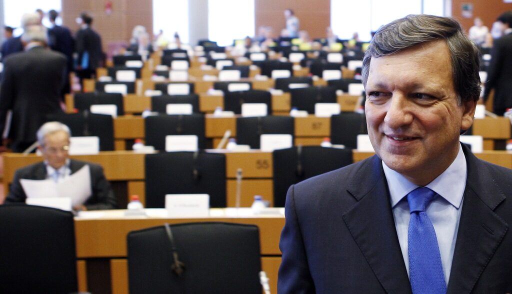 Предложението за преразглеждане на кодекса е на председателя на Комисията Жозе Мануел Барозу. Документът "Политически насоки за следващата Комисия" беше представен през септември 2009 г.