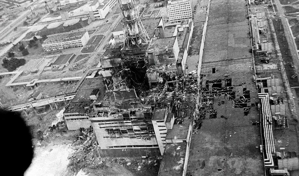 Четвърти реактор на Чернобилската АЕЦ, снимката е месец май 1986 г. Експлозията отнася капака, тежащ 1200 т.