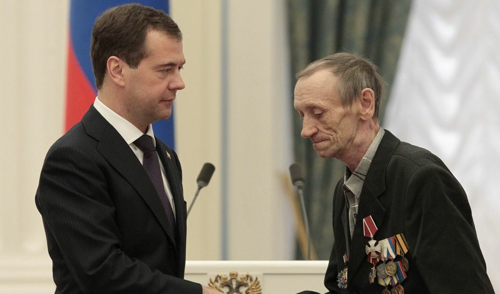 В понеделник президентът Медведев се срещна с група "ликвидатори" - работници, участвали в разчистването след най-тежката авария с АЕЦ в историята.