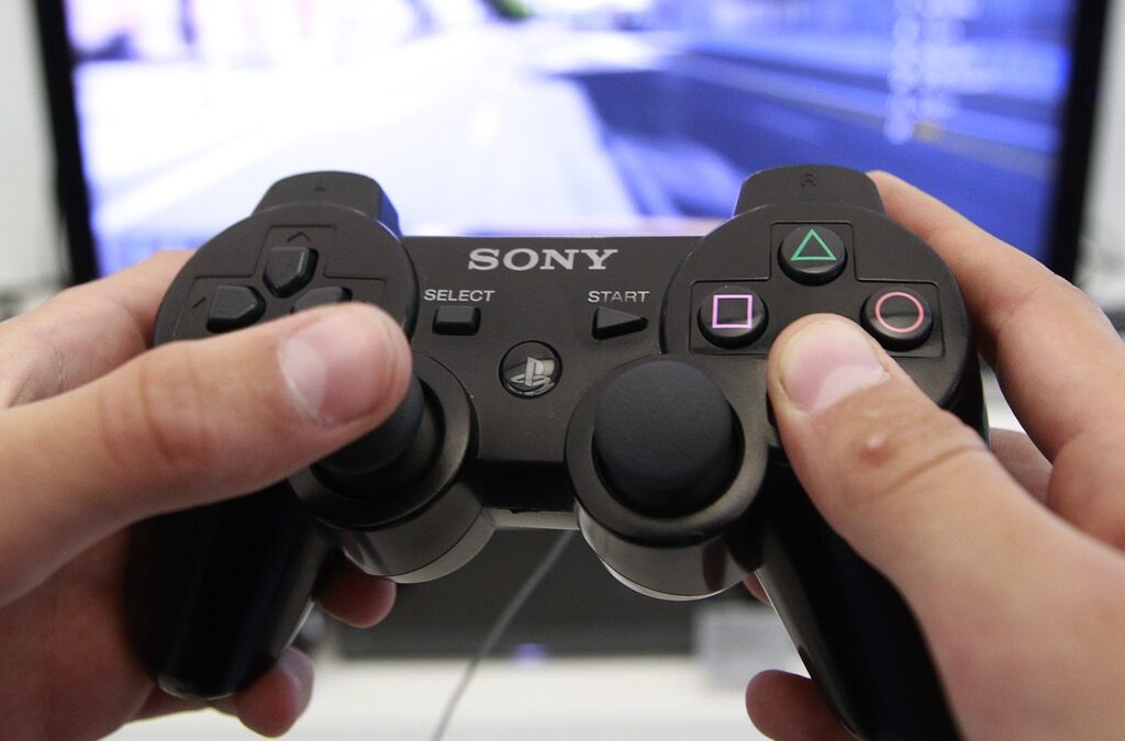 Sony е изправена пред масово недоволство и дела заради пробива на мрежата й