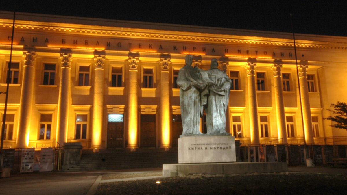 София иска да стане собственик на градинките пред Народната библиотека и около паметника на Патриарх Евтимий