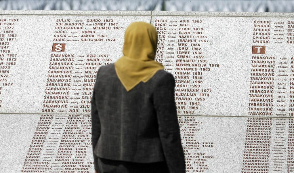 Ратко Младич е обвинен за смъртта на хиляди босненски мюсюлмани и най-вече за клането в Сребреница.