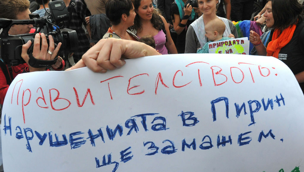 Вчера екоактивистите <a href="http://www.dnevnik.bg/photos/2011/06/30/1115576_fotogaleriia_protest_v_sofiia_sreshtu_uzakoniavaneto/?pic=1#picture">също протестираха </a>срещу узаконяването на надвзетите земи в Пирин<br />