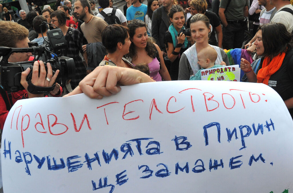 Ден след като министър Караджова обяви резултатите от проверката на ски-зона Банско, природозащитници и граждани затвориха за кратко кръстовището на &quot;Попа&quot; в София с искане фирмата да бъде наказана, а концесията - прекратена.<br />