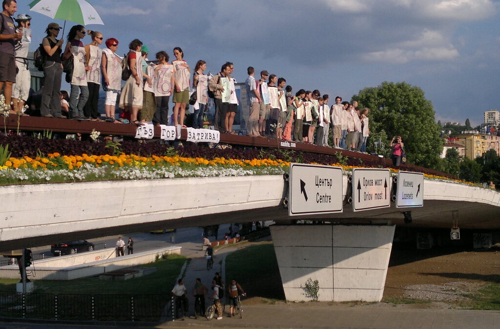 Участниците в акцията - по-голямата част от тях колоездачи, се изкачиха върху моста, където изписаха с предварително изрязани от хартия букви посланието: "Законът за мен, а Пирин за "Юлен".