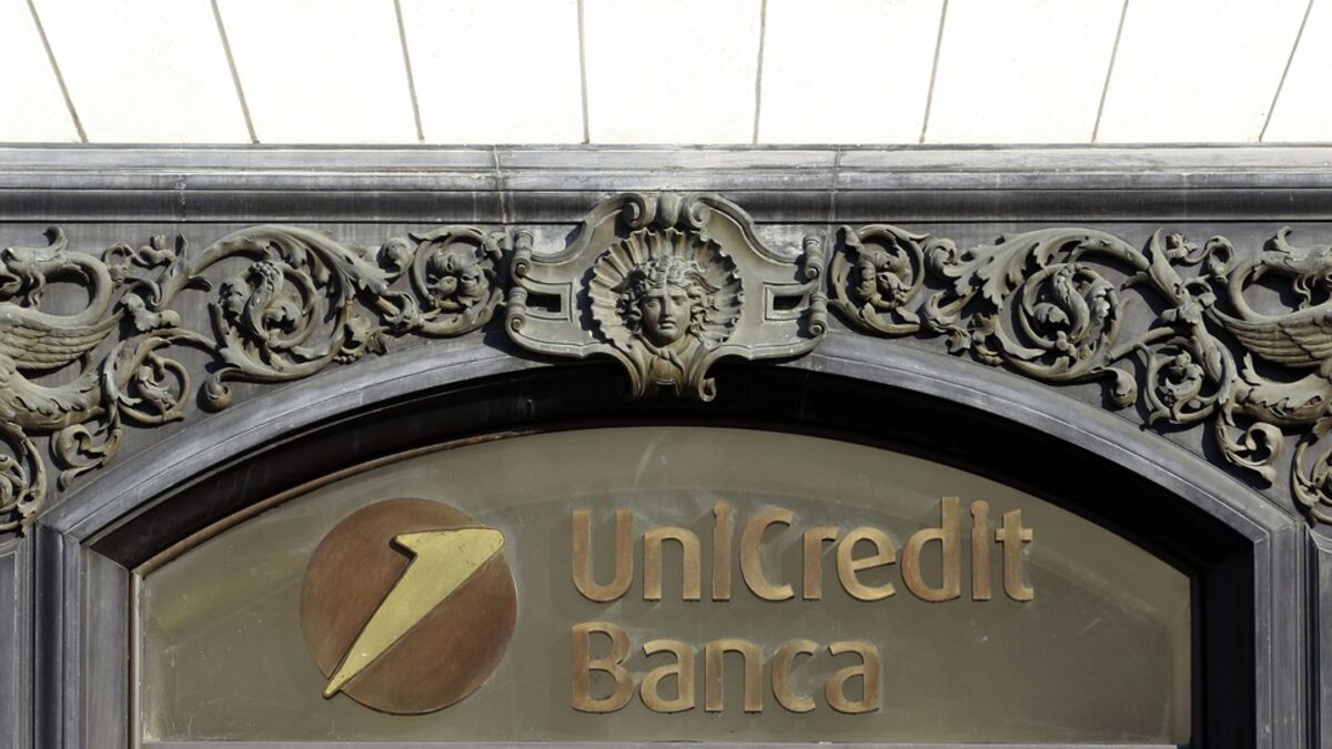Най-голямата италианска банка UniCredit бе принудена да прекрати за кратко търговията със своите акции по-рано през седмицата заради силния спад