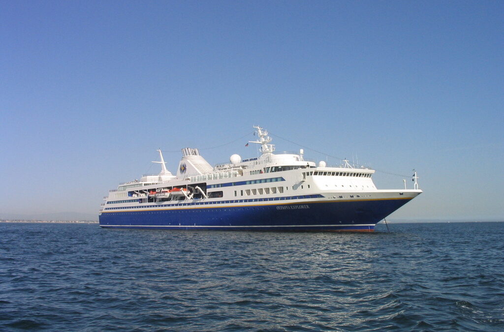 Корабът MV Explorer, на борда на който пътуват участниците в програмата "Семестър на море".