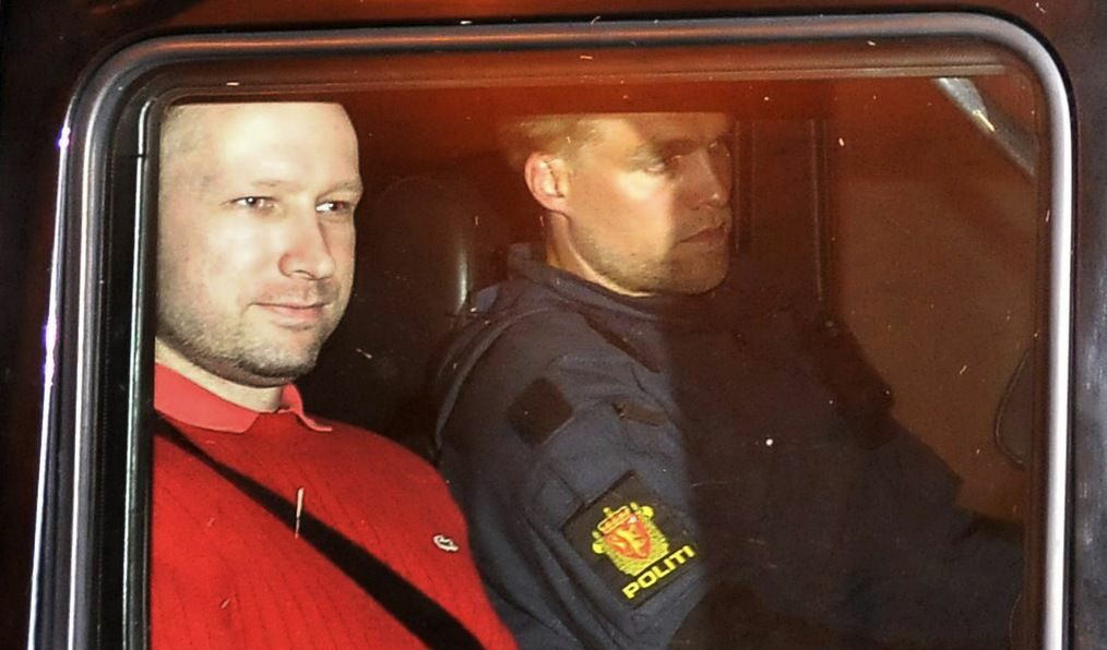 Една от снимките на Брейвик с блуза на Lacoste, която обиколи света. Тя е направена, когато полицията откарва норвежкия екстремист в съдебна зала за първото заседание на съда.