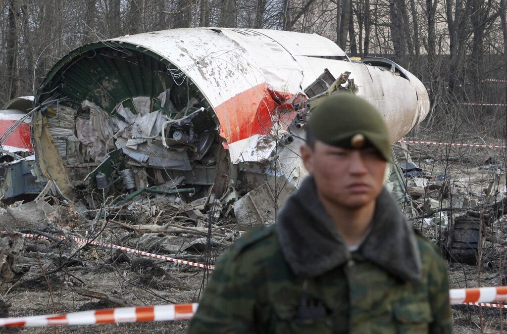 Правителственият полски самолет Ту-154 с президента на страната на борда, неговата съпруга и част от полския политически елит, се разби при опит за приземяване в гъста мъгла и тежки метеорологични условия край Смоленск на 10 април 2010 г.
