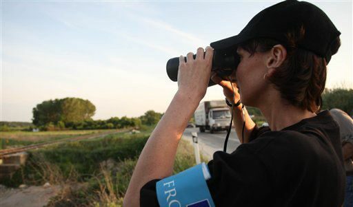 Служител на Европейска агенция за управление на операционно сътрудничество в периферните райони (FRONTEX) наблюдава границата между Гърция и Турция