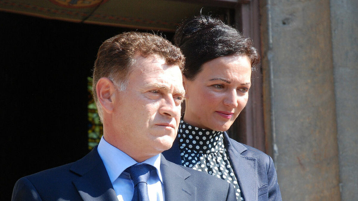 Синият кандидат кмет на Варна Николай Недков и съпругата му Юлия на излизане от храма Св. Успение Богородично" след края на днешната празнична литургия, отслужена за Деня на града.