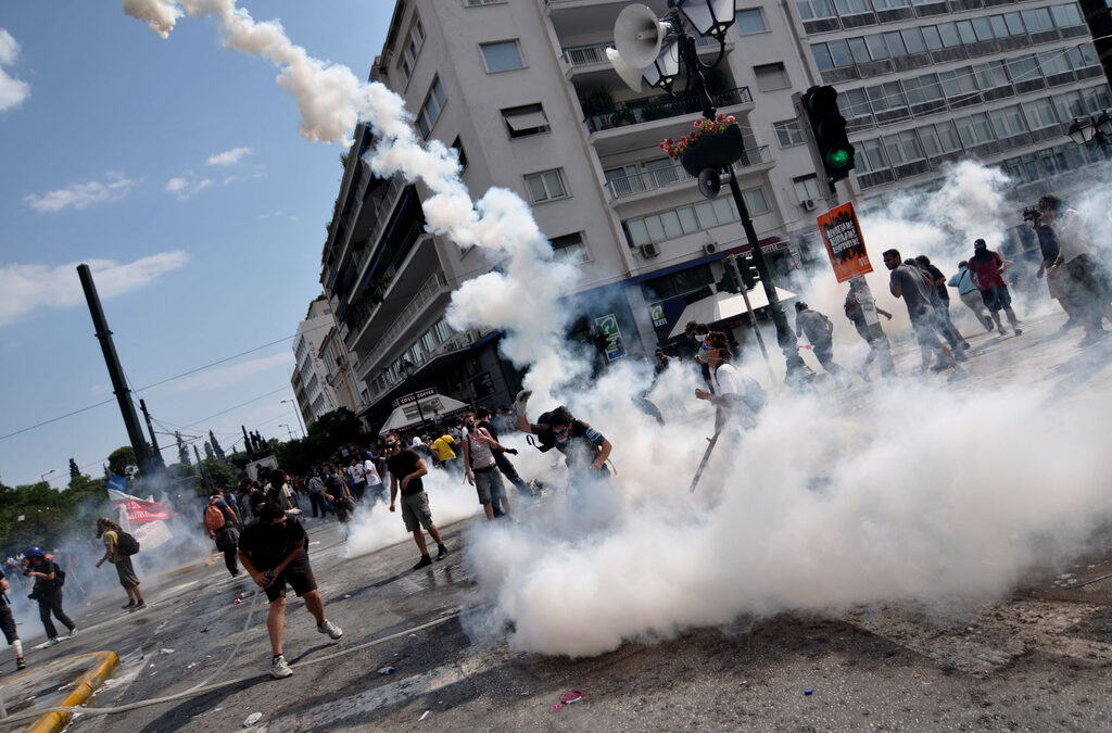 Гръцката столица през юни бе под обстрела на протестиращи срещу мерките, които правителството се опитваше да прокара за орязване на разходите, за да получи втори спасителен пакет