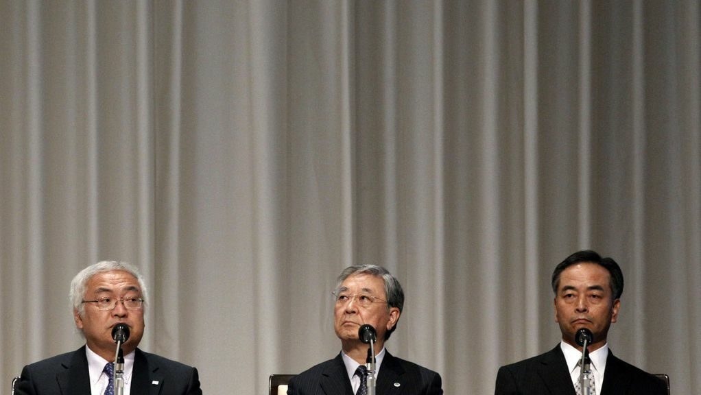 Президентите на Sony Хироши Йошиока, Hitaci Хироаки Накниши и Toshiba Норио Сасаки (отляво надясно) при обявяването на сливането
