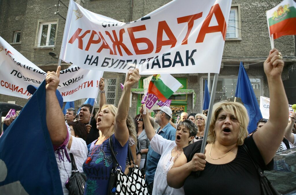 Представителите на синдикатите в холдинга протестираха днес пред агенцията за приватизация срещу продажбата.