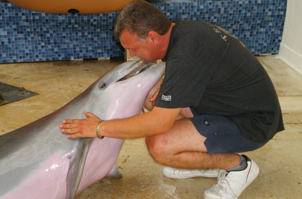 Треньорът се радва на любимката си Йоана след като тя е чакала за внимание повече от час, подканяйки го с пронизителни звуци Треньорът се радва на любимката си Йоана след като тя е чакала за внимание повече от час, подканяйки го с пронизителни звуци