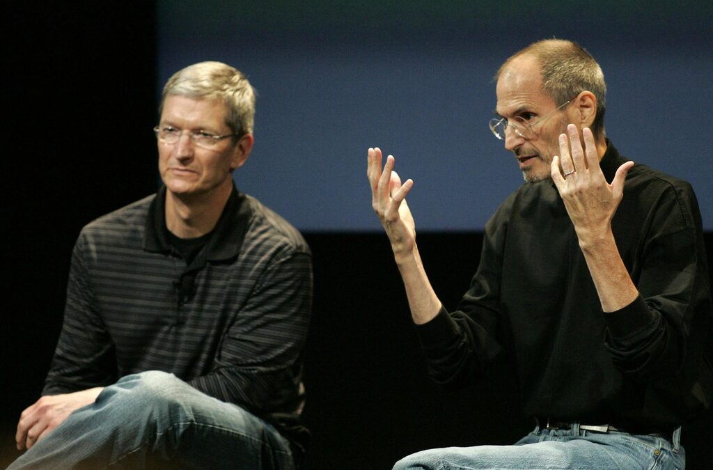 Тим Кук и Стив Джобс отговаряха на въпроси в централата на Apple в Купертино след като iPhone 4 показа проблеми с антената си през миналата година Тим Кук и Стив Джобс отговаряха на въпроси в централата на Apple в Купертино след като iPhone 4 показа проблеми с антената си през миналата година