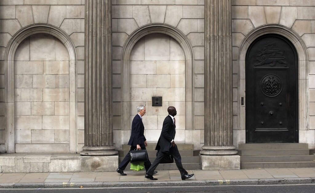 Мъже минават покрай централата на Bank of England в Лондон Мъже минават покрай централата на Bank of England в Лондон