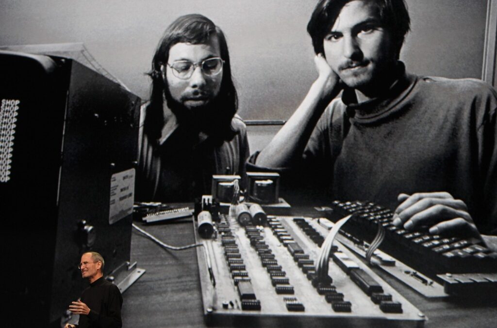 Стив Возняк(ляво) и Стив Джобс в началото на Apple.