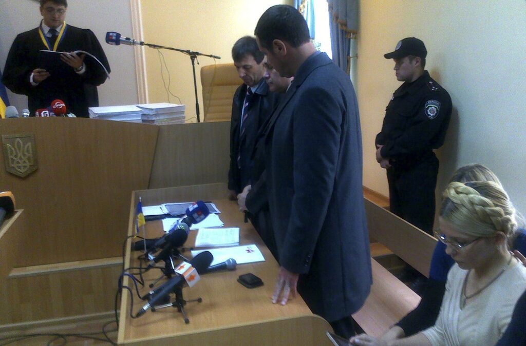Юлия Тимошенко минути преди да бъде осъдена на 7 години затвор