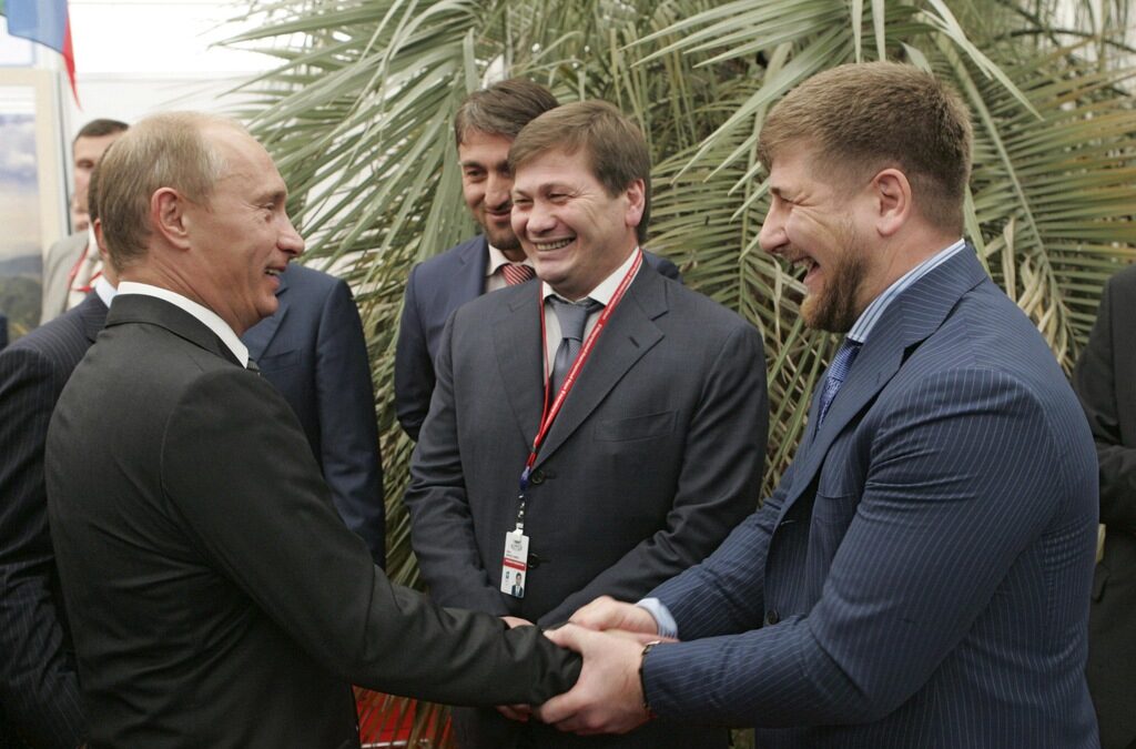 Към края на втория си президентски мандат през 2007 г. Владимир Путин (вляво) дава благословията си на Рамзан Кадиров, който заема ръководния пост в Чечения Към края на втория си президентски мандат през 2007 г. Владимир Путин (вляво) дава благословията си на Рамзан Кадиров, който заема ръководния пост в Чечения