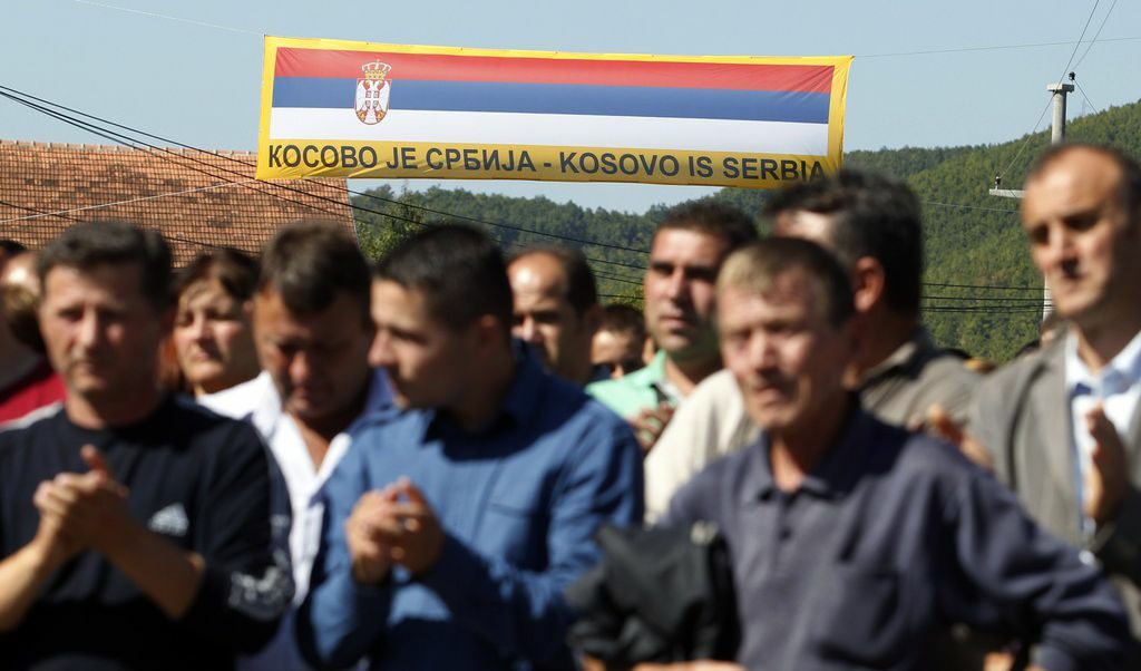 НАТО: Сърбите имат три дни да вдигнат барикадите в Северно Косово