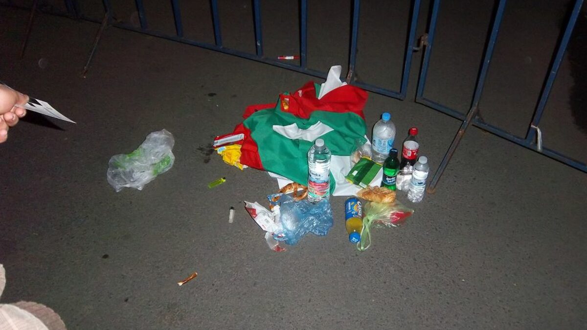 Българско знаме сред боклуците при първата проверка на румънските полицаи<br />
