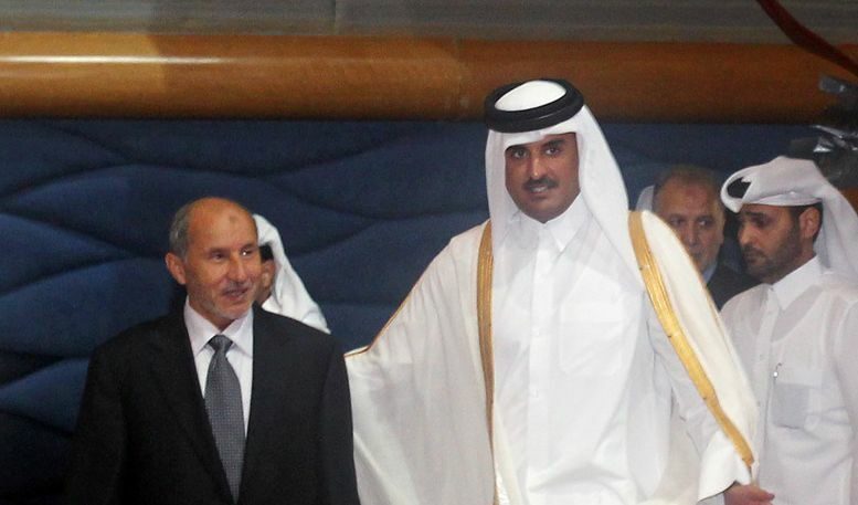 Мустафа Абдул Джалил е посрещнат от престолонаследника на Катар Тамим бин Хамад Ал Тани в Доха по време на конференцията "Комитет на приятели в подкрепа на Либия"