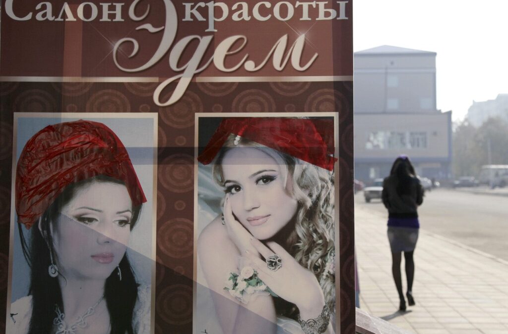 Новите реклами със забрадени жени бяха разположени в козметичните салони на Грозни във вторник