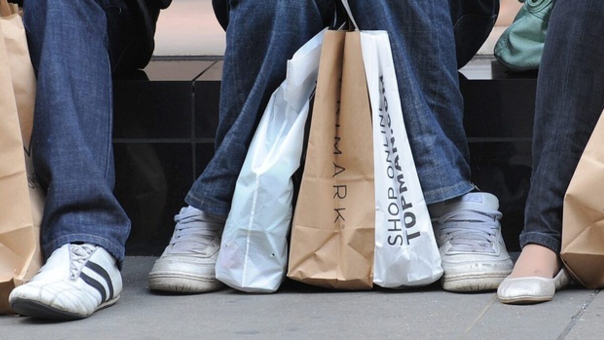 Oxford Street  в центъра на Лондон е най-популярното място за пазаруване в британската столица