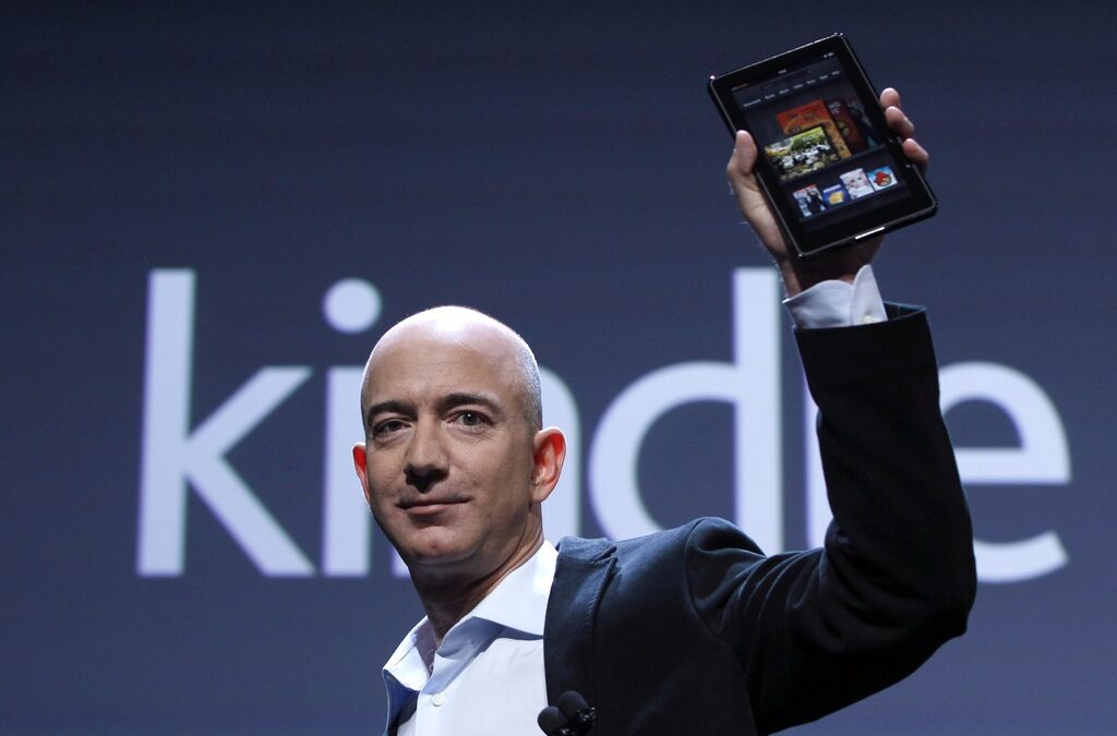 Управителният директор на Amazon Джеф Безос представи първия цветен таблет на компанията през октомври.