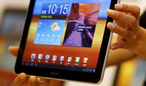 През август Apple успя да блокира продажбите на 10.1-инчовата версия на таблета Galaxy Tab в Германия, след като заведе съдебен иск за нарушаване на патентни права.