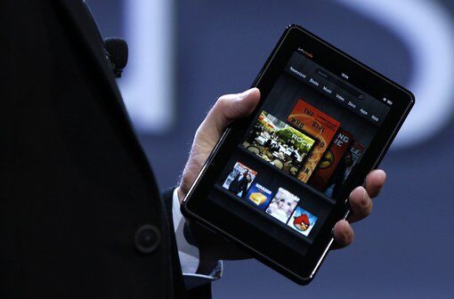 Kindle Fire дебютира на пазара на 15 ноември на цена от 199 долара. Той е със 7-инчов екран, което го прави по-малко атрактивен от по-големите и функционални 8.9 и 10-инчови таблети на Samsung и Apple. За сметка на това ниската му цена е силно конкурентно предимство