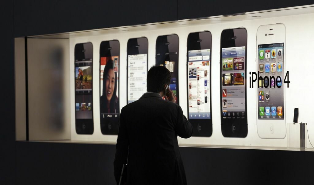 84% от използващите iPhone потребители са отговорили, че отново ще изберат Apple следващият път, когато сменят мобилния си телефон. 84% от използващите iPhone потребители са отговорили, че отново ще изберат Apple следващият път, когато сменят мобилния си телефон.