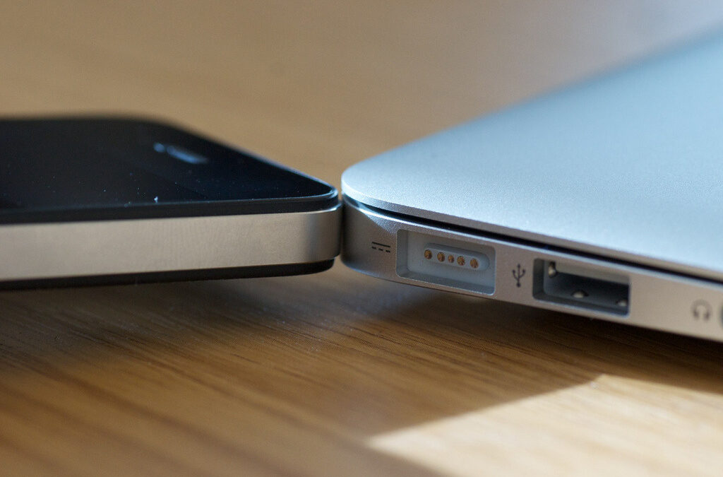 MacBook Air поставен до iPhone 4. Преносимият компютър е тънък почти колкото смартфона. Концепцията ултрабук на Intel включва моделите да са по-тънки от 20 мм, за да бъдат конкурентни на MacBook Air.